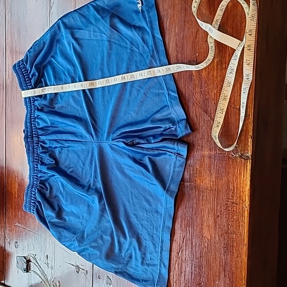 Mens shorts with elastic waist and draw strings. 2 side pockets - Picture 2 of 9